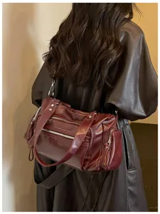 Achteraanzicht van model met een bordeauxrode vintage leren tas met meerdere vakken