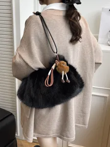 Elegante schwarze flauschige Kunstpelz-Unterarmtasche mit süßem Puppenanhänger