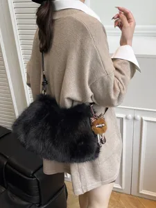 Trendige schwarze Kunstfell-Schultertasche für die Herbst- und Wintersaison