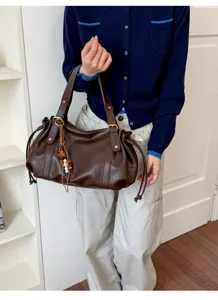 Borsa a mano vintage in morbida pelle marrone scuro con coulisse e ciondolo decorativo di perline