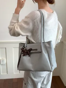 Vintage Tragetasche aus weichem Leder mit großer Kapazität und Schmetterlingsanhänger