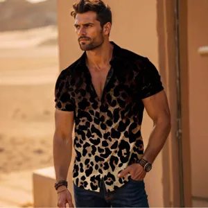 Camisa de manga corta para hombre con estampado de leopardo y cuello clásico estilo casual.