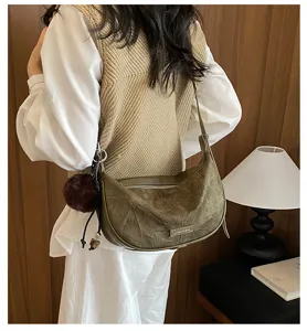 Detailansicht der grünen Retro-Umhängetasche aus Leder im Dumpling-Stil für moderne Damen