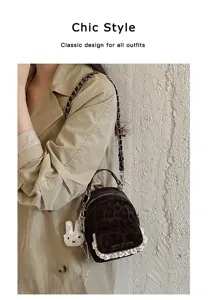 Mini mochila de leopardo con encaje y lazo, combinada con una gabardina clásica chic