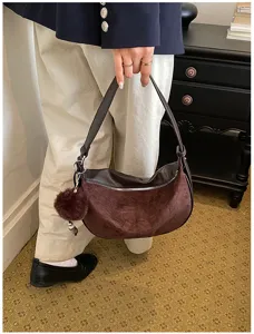 Retro braune Hobo Tasche in Beutelform mit Plüschanhänger für schicke Outfits.