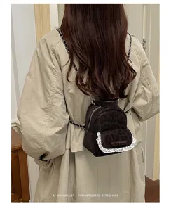 Vista detallada de una mini mochila con estampado de leopardo, encaje y un lazo.