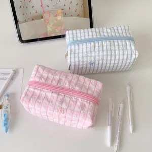 Detailansicht der rosa und blauen Gingham-Taschen mit süßer Schleifenstickerei für Schreibwaren