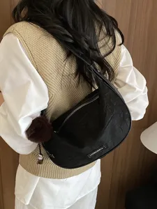 Schwarze Vintage-Hobo-Tasche für Damen mit minimalistischer Stoffstruktur und Bommel