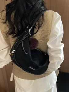 Schwarze Retro-Mondtasche für Damen mit einem minimalistischen Schultergurt-Design