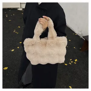 Nahaufnahme der beigen Plüschhandtasche mit weichem Kunstfell für den Winter
