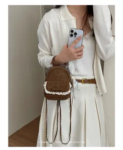 Primer plano de la mini mochila marrón de estilo coreano con encaje y lazo decorativo