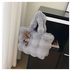 Detailansicht einer großen grauen Plüsch-Tragetasche mit Leoparden-Schleifen-Anhänger für Winter
