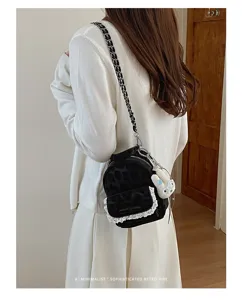Vista detallada de la mini mochila con estampado de leopardo, encaje blanco y lazos