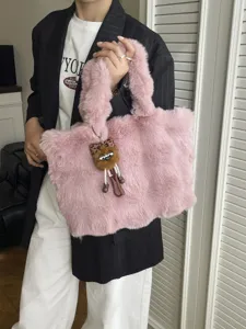 Modische rosa Kunstpelz-Tragetasche mit süßem Monster-Anhänger für Herbst/Winter