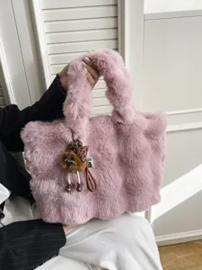 Modische große rosa Plüschtasche aus Kunstfell mit niedlichem Monster-Anhänger für den Winter