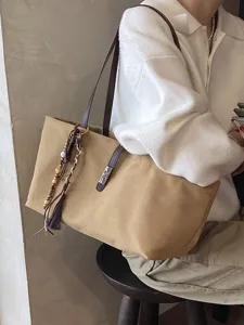 Bolso tote de lona con correas de cuero y borla para el trayecto diario al trabajo