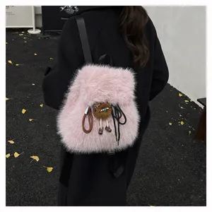 Detailansicht eines modischen rosa flauschigen Kunstpelz-Rucksacks auf einem Modell