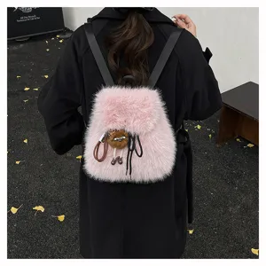 Rosa Kunstfell Rucksack mit süßem Monster-Anhänger für Herbst Winter Look