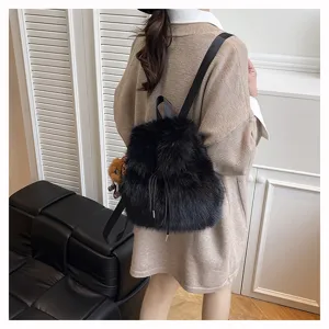 Stilvoller schwarzer Kunstpelz-Rucksack für Damen, von einem Modell im Detail getragen