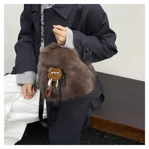 Modischer brauner Kunstfell Rucksack für Damen in einem Lifestyle-Straßen-Setting