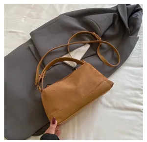 Gedetailleerd overzicht van de retro bruine faux suède en PU patchwork tas met riem