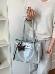 Vintage Einfarbig PU Leder Tragetasche Für Damen Große Kapazität Schultertasche Mode Pendler Achseltasche Mit Schmetterlingsanhänger