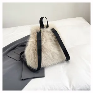 Rückansicht eines minimalistischen cremefarbenen Kunstpelz-Rucksacks mit schwarzen Trägern.