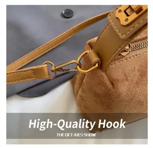 Detailopname van vintage handtas van imitatiesuède met stevige bronzen metalen haak