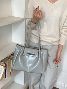 Vintage graue große Damen Tragetasche aus Leder mit langen Schulterriemen für Alltag