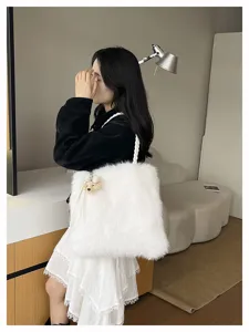 Weiße Kunstpelz-Schultertasche im koreanischen Stil mit geflochtenem Riemen und Bär