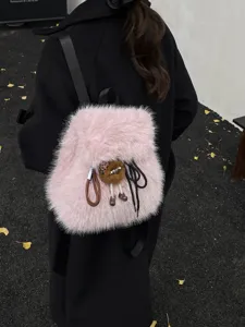 Stilvoller hellrosa Kunstpelz-Rucksack für Damen mit niedlichem Plüsch-Monster-Anhänger