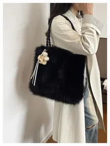 Detailansicht schwarze Kunstpelz-Schultertasche mit Teddybär-Anhänger und Webriemen