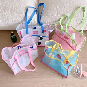 Vista detallada de cuatro bolsas de malla coloridas para la playa de verano y compras