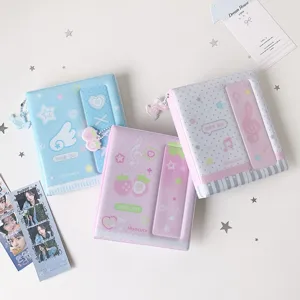 Vista detallada de tres álbumes de fotos de PVC pastel para tarjetas de K-pop.