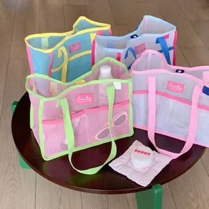 Cuatro bolsas de malla grandes y coloridas en rosa, azul y blanco para playa y compras