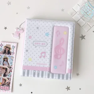 Vista detallada de un lindo álbum de fotos coreano de PVC con patrones de notas musicales.