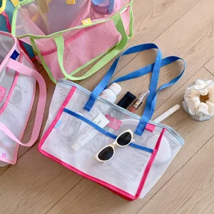 Detalle de la gran capacidad de una bolsa de malla colorida para la playa y el verano