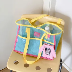 Bolso de playa de malla de colores con asas amarillas y colgante de conejo