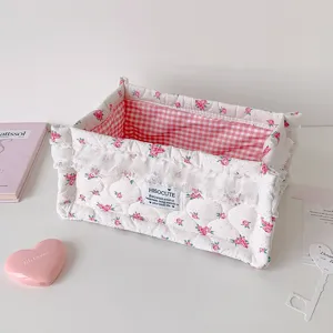 Bloemengequilte stoffen opbergmand met kanten rand en roze geruite voering detail
