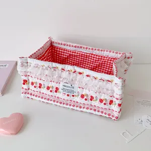 Detailoverzicht van stoffen opbergmand met aardbeienpatroon, kant en ruitjesvoering