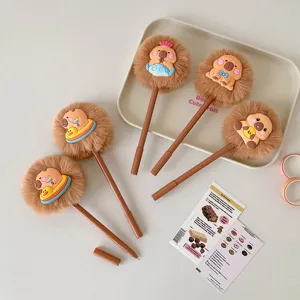 Set niedlicher Plüsch-Capybara-Stifte auf einem minimalistischen Tablett mit Karten
