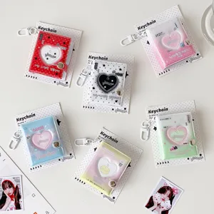 Vista detallada de coloridos mini llaveros de álbum de fotos con forma de corazón.