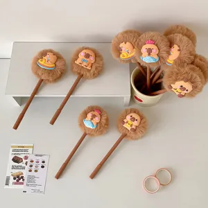 Süße Capybara Plüsch-Gelschreiber mit verschiedenen Aufsätzen auf weißem Tisch