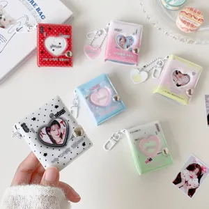 Primer plano de mini álbumes de fotos con forma de corazón en varios colores pastel