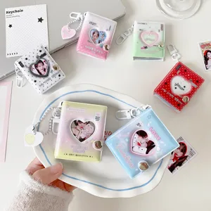 Vista detallada de mini álbumes de fotos coloridos con forma de corazón para guardar tarjetas