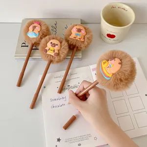 Hand schreibt mit einem süßen Capybara-Plüschstift in ein Notizbuch