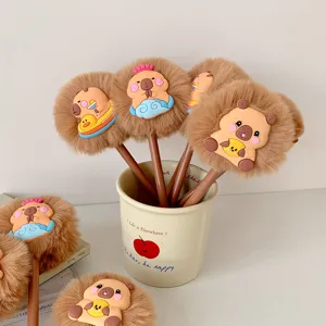 Nahaufnahme der süßen Capybara Plüsch-Gelschreiber mit weichen braunen Fellbällchen.