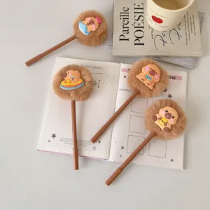 Detailansicht von vier niedlichen Capybara-Plüschgelstiften mit verschiedenen Designs auf Notizbuch.