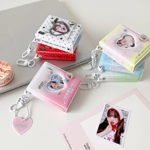Primer plano de mini álbumes de fotos con forma de corazón y portatarjetas en un escritorio