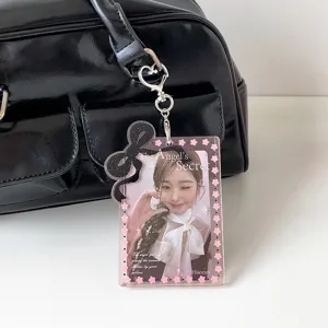 Portafoto in acrilico rosa con fiocco e motivo floreale su borsa nera